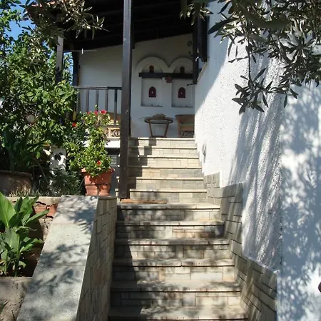 Jenny's Garden Apartment